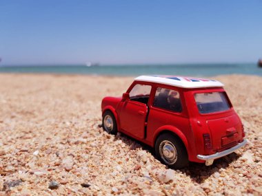 Kumsaldaki küçük kırmızı retro daktilo. Uzaktan görülebilir