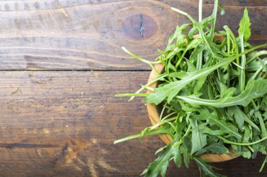 Bir tabak içinde taze roka