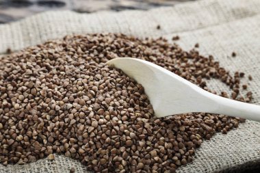 bir peçete üzerine serpiştirilmiş çiğ karabuğday