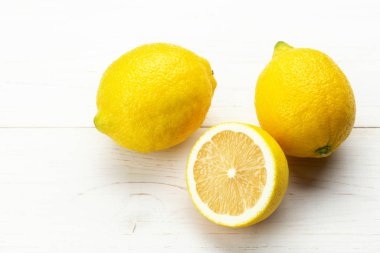 Ahşap arka plan üzerinde taze limon