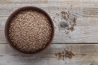 Ahşap arka planda çiğ karabuğday