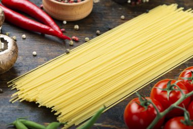 spagetti ve sebze.