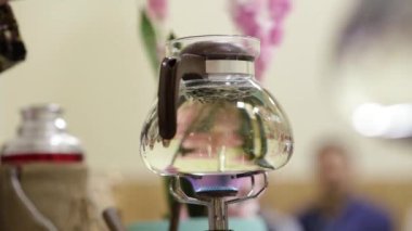 Geleneksel Japon çay seremonisi sırasında çay yapmak.