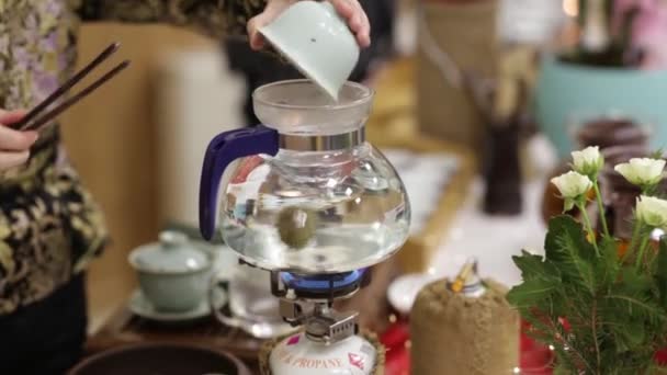 Hacer té durante una ceremonia tradicional del té japonés . — Vídeo de stock