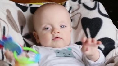 Plastik kemirgenli bebek sandalyede oturuyor..