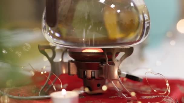 Geleneksel Japon çay seremonisi sırasında çay yapmak. — Stok video