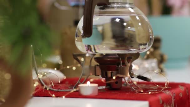 Hacer té durante una ceremonia tradicional del té japonés . — Vídeo de stock