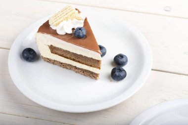 Tabakta kremalı pasta.