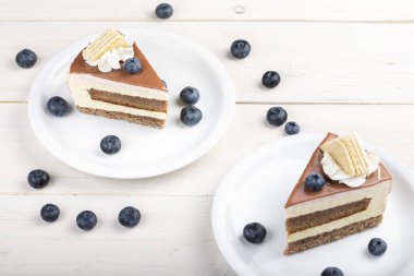 çay tabağında yaban mersinli kek.