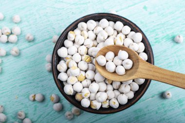 Ahşap zemin üzerinde kuru nohut