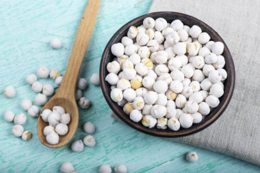 Bir tabakta kuru nohut.