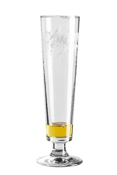 Bierglas bijna leeg. Kleine hoeveelheid pils op de botto — Stockfoto