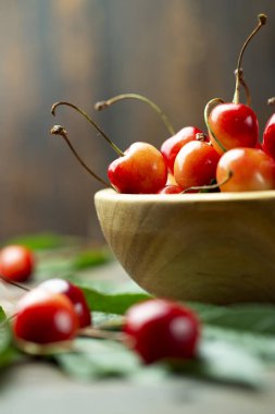 bir tabak içinde Olgun Kiraz