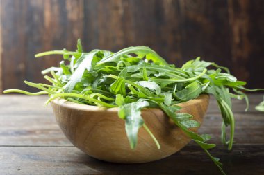 Taze roka, ahşap bir masada bir kâse içinde.. 