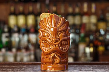 Bardakla kokteyl yakın plan.