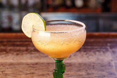 Limonla süslenmiş donmuş margarita.