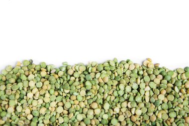 Beyaz arkaplanda yeşil bezelyeler. 