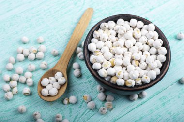 Bir tabakta kuru nohut.