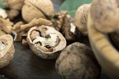 Ahşap arka planda tam ve doğranmış ceviz. 