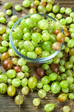Cam bir tabakta olgun bektaşi üzümü, yazı için yer, üst manzara.