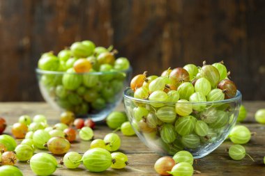Cam bir tabakta olgun bektaşi üzümü, yazı için yer, üst manzara.