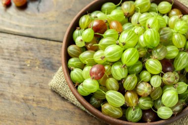 Kil tabakta olgun bektaşi üzümü, yazı için yer, üst görünüm.