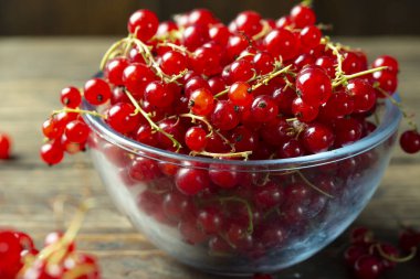 Cam bir tabakta olgun kırmızı frenk üzümü, metin için yer, üst görünüm