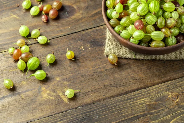 Mogna krusbär i en lerplatta, plats för text, ovanifrån. — Stockfoto