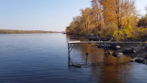 Старая деревянная рыбацкая платформа на реке . — стоковое видео