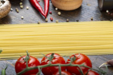 Ahşap zemin üzerine sebzeli spagetti