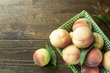 Tahta arka planda olgun şeftaliler.