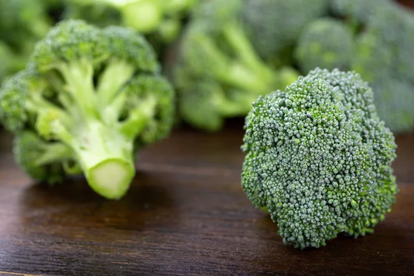 Brokoli segar di permukaan meja . — Stok Foto
