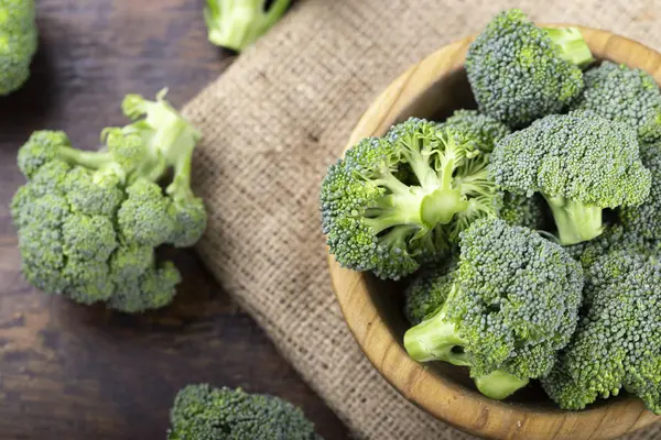 Brokoli mentah segar dalam mangkuk kayu . — Stok Foto