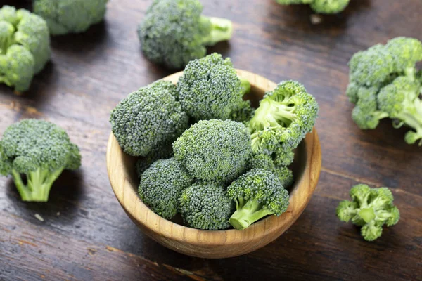 Brokoli mentah segar dalam mangkuk kayu . — Stok Foto