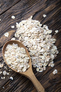 Masadaki çiğ yulaf ezmesi. Faydalı yemek..