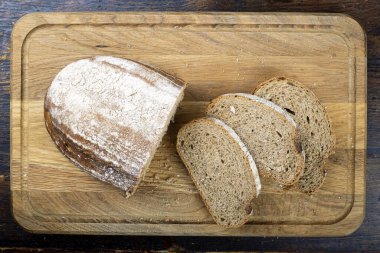 Kesme tahtasında dilimlenmiş taze ekmek. Yukarıdan görüntüle.