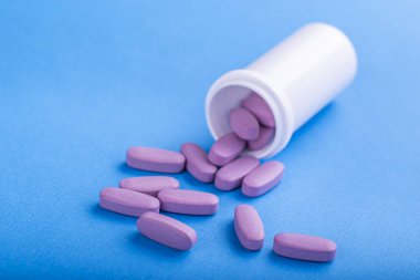 Mavi arka planda bir sürü hap. Makro, kapat..