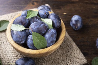 Tahta bir kasede olgun erikler. Taze meyve. Sağlıklı yemek..