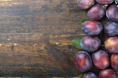 Ahşap bir yüzeyde olgun erikler. Taze meyve. Sağlıklı yemek..