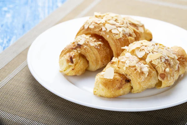 Două Croissante Proaspete Micul Dejun Francez Dimineață Produse Patiserie Proaspete — Fotografie, imagine de stoc