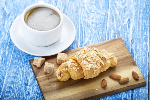 Croissant Proaspăt Farfurie Cafea Fierbinte Micul Dejun Francez Dimineață Produse — Fotografie, imagine de stoc