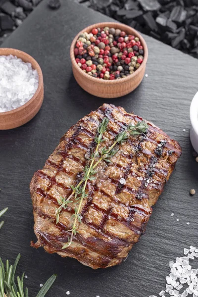 Carne Res Con Especias Una Pizarra Negra — Foto de Stock