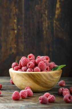 Tahta tabakta taze ahududu. Sağlıklı meyveler.