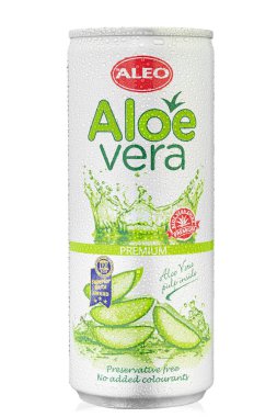Ukrayna, Kiev - 27 Şubat. 2020: Alüminyum teneke kutu Aloe Vera Aleo Premium içeceği birçok yararlı doğal madde içeren Aloe Vera posası içerir. Beyaz arka planda izole edilmiş. Su damlaları. Dosya kırpma yolu içeriyor.