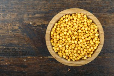 Ahşap bir tabakta deniz dikeni, kahverengi ahşap arka plan üzerinde, tex için alan