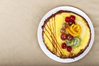 Kağıt üzerinde kremalı ve dutlu kek, mesaj için yer. Geleneksel doğum günü tatlısı