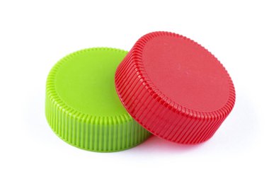 Beyaz arka planda plastik şişe kapakları. Dosya kırpma yolu içeriyor.