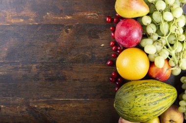 farklı taze meyve seti. Tahta kahverengi bir arka planda. tex için yer