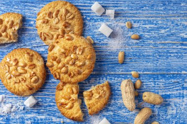 Mavi ahşap bir masada yer fıstıklı kurabiye. Yukarıdan görüntüle.