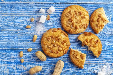 Mavi ahşap bir masada yer fıstıklı kurabiye. Yukarıdan görüntüle.